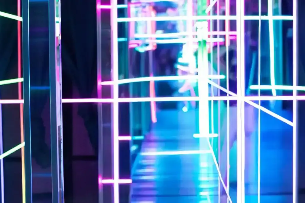 Pasillo de luces de neón en Contratiempo